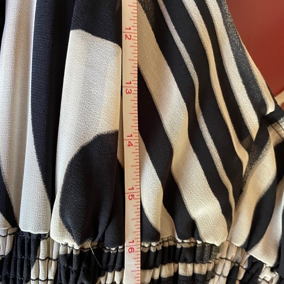 Elegant Black and White Halter-Top Jumpsuit with Ruffled Detail - Picture 14 of 16